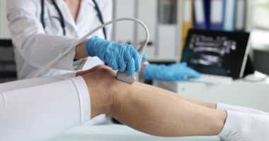 Doktor kadın hastaların bacaklarına ultrason sondası takıyor. Kadın doktor varis ve damar sorunları tespit eden kan akışını değerlendiriyor.