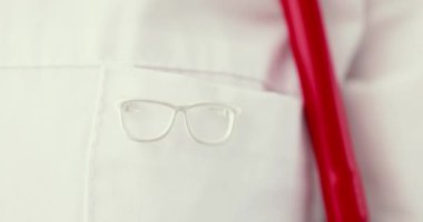 Laboratuvar önlüğündeki şık gözlüklerin kapanışı, sahadaki profesyonelliği ve uzmanlığı simgeliyor.