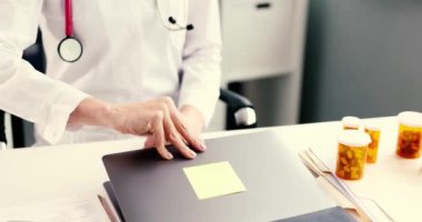 Klinik ortamlarda hasta dosyalarının, ilaçların ve kayıtların yönetiminden bir sağlık uzmanı sorumludur.