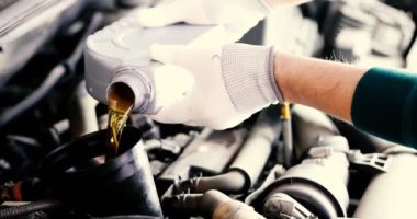 En uygun araç performansını sağlamak için motor yağının etkili bir şekilde değiştirilmesi için pratik ve el yapımı bir yaklaşım