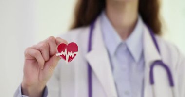 Kadın doktor özel klinikte küçük bir kalp broşu gösteriyor. Steteskoplu kardiyolog hastanedeki sağlığı hatırlatan bir suç ortağı tutuyor.