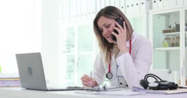 Kadın doktor telefonda hastanın endişelerini dikkatle dinler. Doktor, hastaya doğru tavsiye verebilmek için belirtilerle ilgili ayrıntılı sorular soruyor.