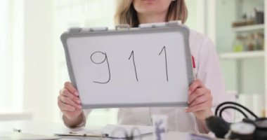 Doktorun elinde acil durumda aranacak kişi olan 911 var. Doktor acil durumda aranacak kişi numarasını hızlı erişim için kaydetmenin önemini hatırlattı