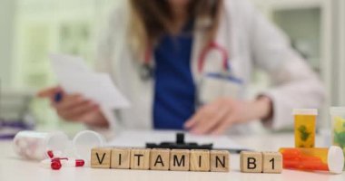 Küplerden alınan B1 vitamini klinikte doktor muayenesi kağıtlarına karşı. Element yavaş çekim eksikliği çeken hastalar için masadaki takviyeler