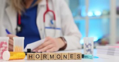 Tahta küplerden gelen hormonlar klinikte reçete yazan doktorlara karşı. Üniformalı doktor randevuda hasta için reçete hazırlıyor