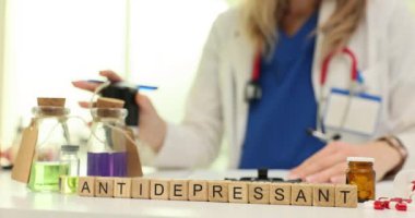 Doktorun hastanede evrakları damgalamasına karşı bir antidepresan. Steteskoplu kadın sıhhiyeci hasta için yavaş çekim reçetesi hazırlıyor.