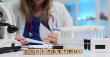 Küplerden gelen kelime kolesterolü klinikte mikroskoplu ve camlı kadın doktorlara karşı. Kadın laboratuvar çalışanı araştırmadan sonra kağıtları inceler