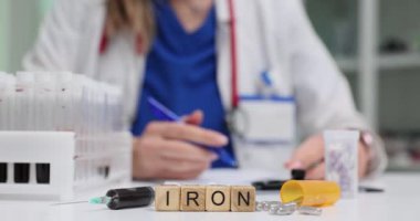 Demir ve sağlık çalışanları klinikte ilave reçete yazıyor. Doktor kan testi sonuçlarını inceledi. Tedavi protokolünü yavaş çekimde hazırladı.