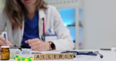 Küpler üzerine kelime alerjisi ve kağıt üzerinde tıbbi uzman teşhisi. Klinik ortamdaki ilaçlarla çevrili bir doktor.