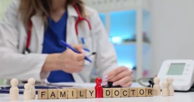 Aile Doktoru, biblolar ve hastane kayıtları yazan kadın terapist. Klinikte hasta bakımı ve danışma