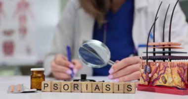 Sedef hastalığı ve kadın dermatolojist tahlil sonuçları anatomik deri modeline yakın. Tıbbi tedavi ve reçeteli ilaçlar yavaş çekimde