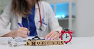 Tahta bloklar ve teşhis koyan kadın tıbbi uzmanlar. Kapsülleri ve çalar saati olan kadın doktor klinikte.