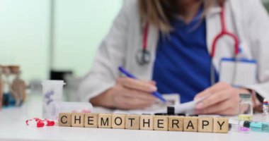 Tahta küplerin kemoterapisi ve doktorun hastane ofisinde test sonuçlarını kontrol etmesi. Kadın onkolog kanserin etkili tedavisini seçti