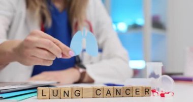 Küp akciğer kanseri ve doktor klinikte kağıt solunum organları gösteriyor. Onkolojik hastalık tehlike kavramı hakkında farkındalık yavaş çekim