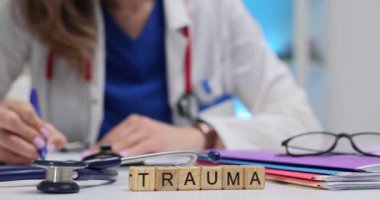 Hastanedeki kadın doktorlara karşı steteskoplu tahta bloklardan yapılmış mesaj travması. Tatsız bir tedavi yöntemiyle şiddetli şok.