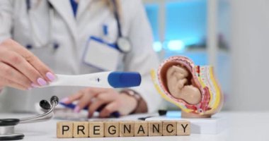 Tahta küplerin ve doktorun hamileliği klinikte pozitif sonuç veriyor. Hastanede ağır çekimde gelecekteki anneler için jinekoloji hizmeti