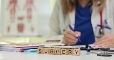 Masada not yazan kadın doktorlara karşı bloklu mesaj ameliyatı. Profesyonel cerrahlar tarafından yürütülen istilacı hastalık tedavi yöntemi