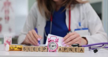 Hastanede evrakları dolduran sıhhiyeci kadına karşı antika alarmlı Uykucu Apnea 'ya mesaj at. Düzensizlik solunumunu defalarca durdurup başlatıyor.