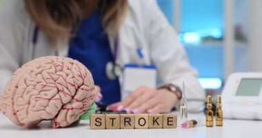 Hastanedeki kadın sıhhiyecilere karşı insan beyni modeli ve tüpler olan blokların çarptığı haberi. Tehlikeli sağlık durumunun önlenmesi ve tedavisi