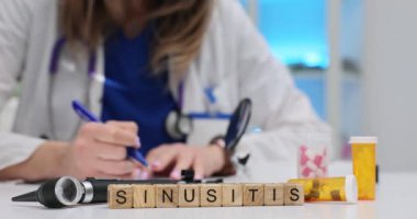 Hastanede doktorlara karşı Sinüzit ve tıbbi malzemeler var. Parasal sinüslerin iltihaplanması teşhis ve tedavi konsepti