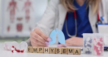 Tahta blokların amfizemini, şişelerde kapsüllerle kağıttan akciğer tutan doktorlara karşı yaz. Düşük solunum yolu hastalığı önleme kavramı