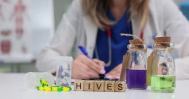 Kelime kovanları, klinikte doktorların doldurduğu kağıtlara karşı ilaç içeren tahta bloklar. Sinir bozucu deri döküntüleri, kırmızı çıkıntılar, tıbbi tedavi.