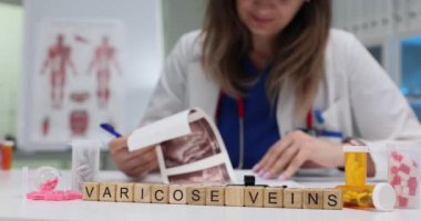 Doktorun ultrason görüntülerini kontrol ederken kullandığı haplarla blokların Varisli damarları. Yüksek tansiyon konseptinin tıbbi durumu