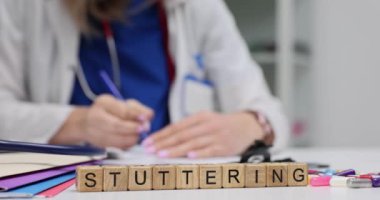 Bloklar hakkında söylentiler ve hastanede tıbbi geçmişi olan bir kadın doktor. Tekrarlarla ve seslerin uzamasıyla konuşma bozukluğu