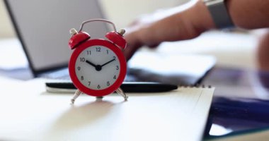 Kırmızı alarmlı saat ve modern dizüstü bilgisayar zaman yönetiminin önemini vurguladı ve verimliliği artırdı
