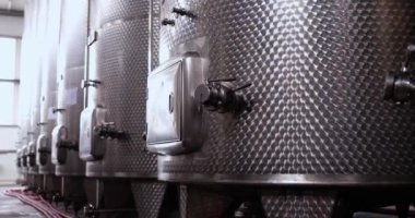 Gösterişli paslanmaz çelik fermantasyon tankları özellikle şarap üretiminin karmaşık sürecinde kullanılır.