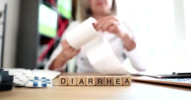 Bir sağlık uzmanı, ishal belirtileri için çeşitli tedavi seçenekleri ve tedavileri hakkında bir tartışmaya girişir.