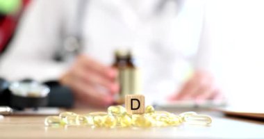 Bir sağlık hizmeti sağlayıcısı, klinik sağlık ortamında D vitamini takviyelerinin çeşitli faydalarını tartışmaktadır.