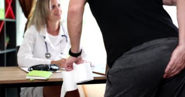 Doktor randevusu sırasında hasta ve doktor arasındaki etkileşimi gösteren eğlenceli ve neşeli bir an.
