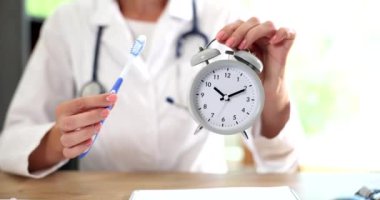 Kendini işine adamış bir doktor, düzenli diş bakımı ve uygun hijyen alışkanlıklarını korumanın önemini vurgulamaktadır.