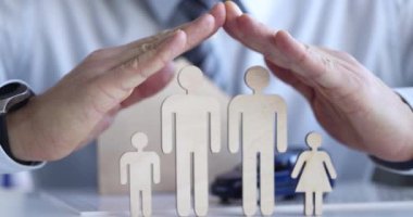 Mecazi simgeler aracılığıyla aile koruma, güvenlik ve sigorta kavramlarının görsel temsili.