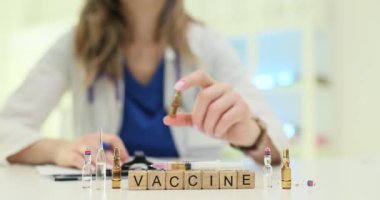 Yetenekli bir sağlık uzmanı titizlikle modern bir klinik ortamında ve çevrede aşı hazırlıyor.