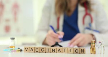 Bir sağlık uzmanı, kamu sağlığındaki bağışıklık rolünü vurgulayarak önemli bir aşıya hazırlanır.