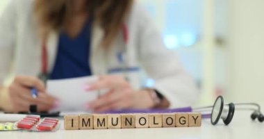 Bağışıklık biliminin araştırma ve pratik uygulamalarıyla aktif olarak ilgilenen kendini işine adamış bir tıp uzmanı.