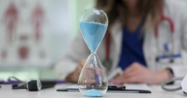 Kum saati, hem tıbbi uygulamalarda hem de sağlık idaresinde çok önemli bir zaman kavramını sembolize eder.