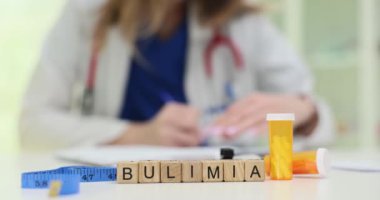 Bulimia 'yı ve tedavi seçeneklerini bu düşünceli kışkırtıcı resimle keşfetmek anlayışı artırır