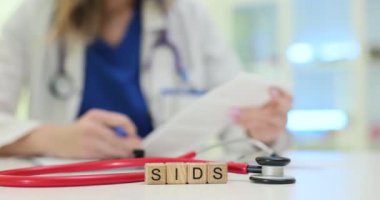 Klinik ortamlarda, bir pediyatrist SIDS 'i önlemek ve bebek güvenliğini sağlamak için gerekli stratejileri paylaşır