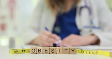 Nitelikli bir doktor obeziteyi değerlendirmek ve sağlık bilincini vurgulamak için tıbbi araçlar ve mezura kullanır.