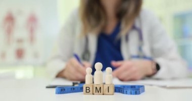 Bireysel sağlık ve genel sağlığın değerlendirilmesi ve değerlendirilmesinde Vücut Kütle İndeksi BMI 'nin önemini inceleyin