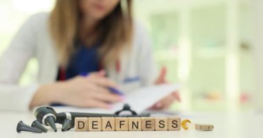 Bu görsel sağırlığı temsil ediyor, farkındalığın ve çeşitli iletişim yöntemlerinin önemini vurguluyor.