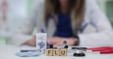 Kendini adamış bir tıp uzmanı aşı ve önemli aletlerle grip mevsimine hazırlanıyor.