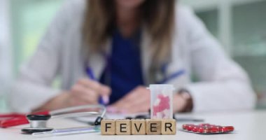 Çok yetenekli bir sağlık uzmanı hastaların humma belirtilerini ve sağlık yönetimini ayrıntılı bir şekilde inceler.