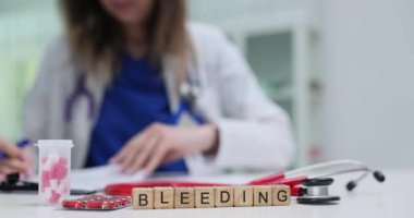 Eğitimli bir sağlık uzmanı, klinik ortamda kanama riskini değerlendirmek için kapsamlı bir değerlendirme yapar.