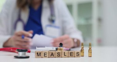 MEASLES 'ın tıbbi bağlamda yakın plan çekimleri, kamu sağlığı için aşıların hayati önemini vurguluyor