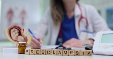 Nitelikli bir sağlık uzmanı, doğru teşhisi koymak için tıbbi araçlar kullanarak preeklampsiyi inceler.