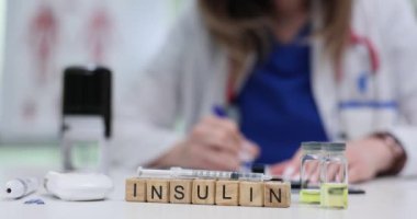 Bir sağlık uzmanı, hasta bakımının önemini vurgulayarak, diyabet yönetimi için insülin hazırlar.